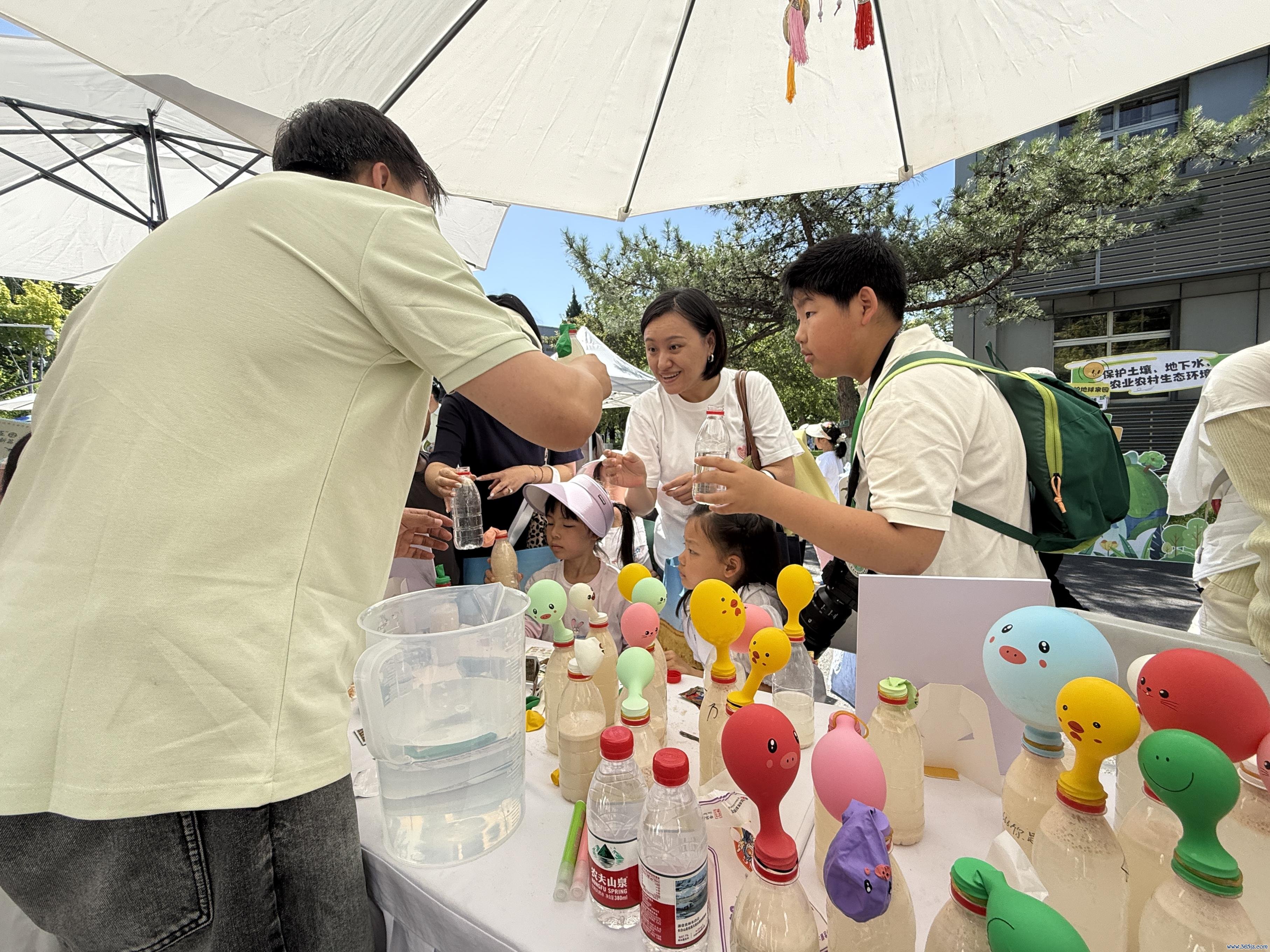 行径现场，家长带着孩子积极参与互动。东谈主民网 欧阳易佳摄