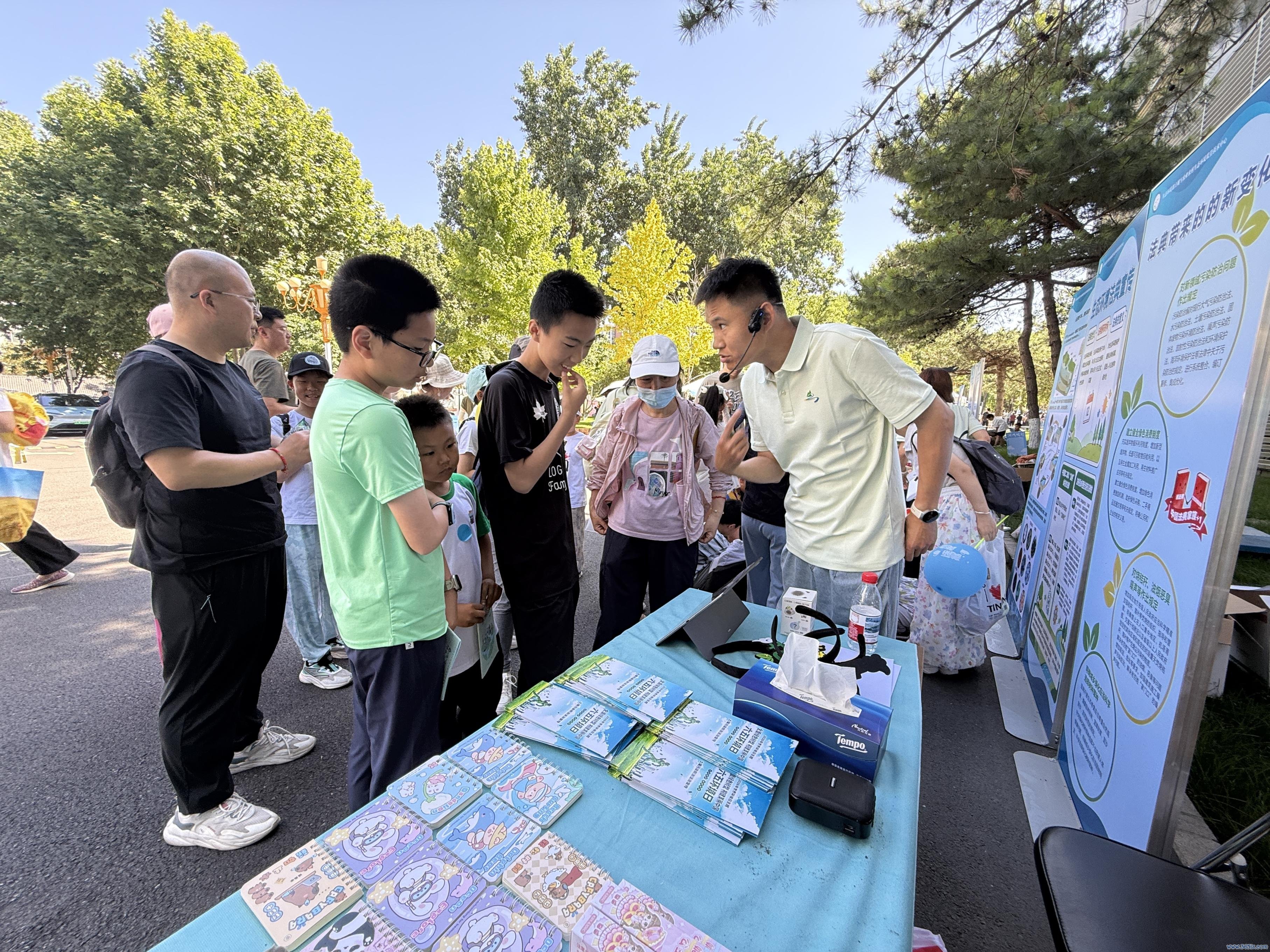 行径现场，青少年正积极参与互动。东谈主民网 欧阳易佳摄